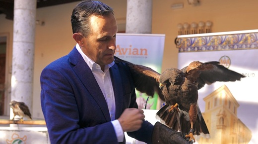 El presidente de la Diputación de Valladolid, Conrado Íscar, junto a uno de los ejemplares que participarán en el certamenDiputación de ValladolidDiputación de Valladolid El presidente de la Diputación de Valladolid, Conrado Íscar, junto a uno de los ejemplares que participarán en el certamenDiputación de ValladolidDiputación de Valladolid